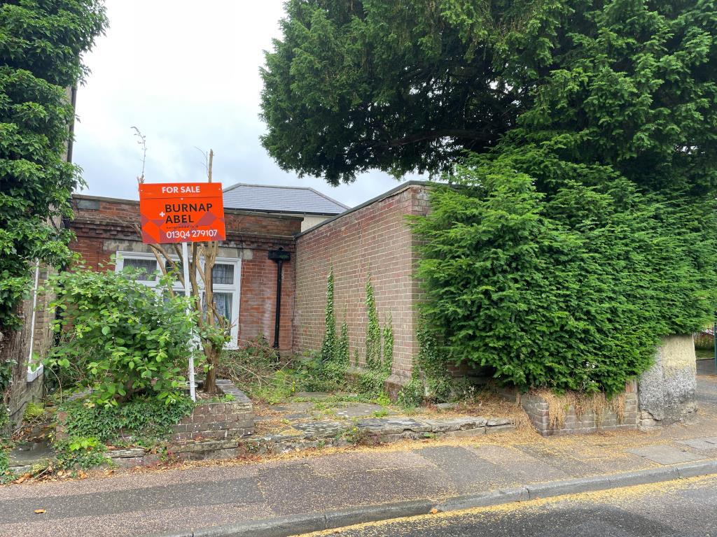 Lot: 66 - TWO-BEDROOM BUNGALOW - Front photo of bungalow from the road